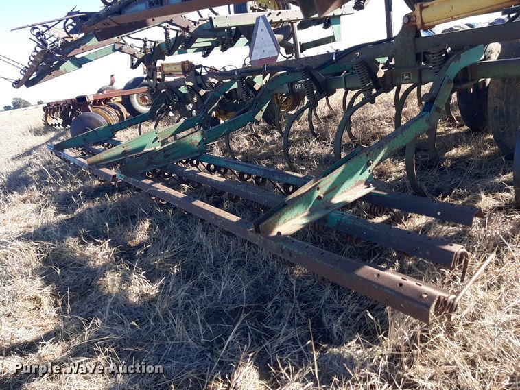 image for item LX9944 John Deere 1010  field cultivator