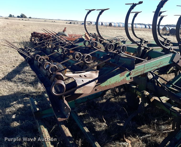 image for item LX9944 John Deere 1010  field cultivator