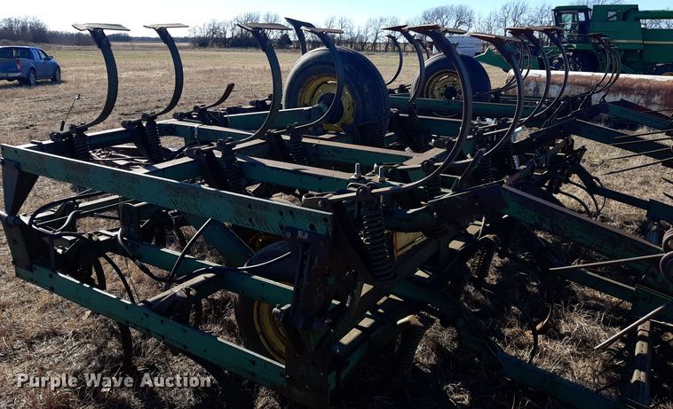 image for item LX9944 John Deere 1010  field cultivator