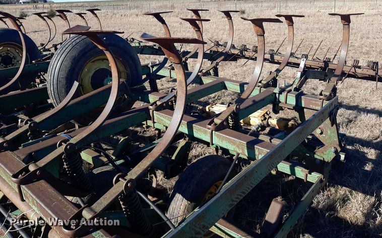 image for item LX9944 John Deere 1010  field cultivator