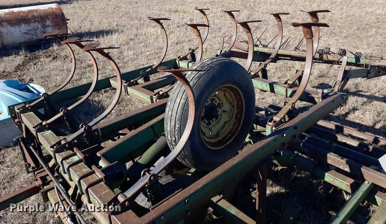 image for item LX9944 John Deere 1010  field cultivator