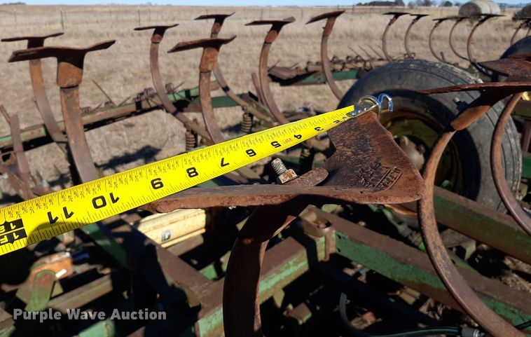 image for item LX9944 John Deere 1010  field cultivator