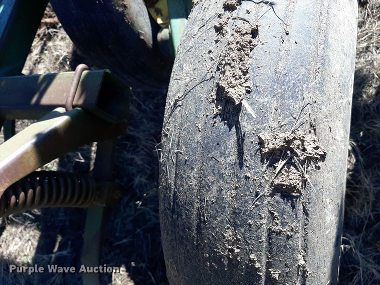 image for item LX9944 John Deere 1010  field cultivator