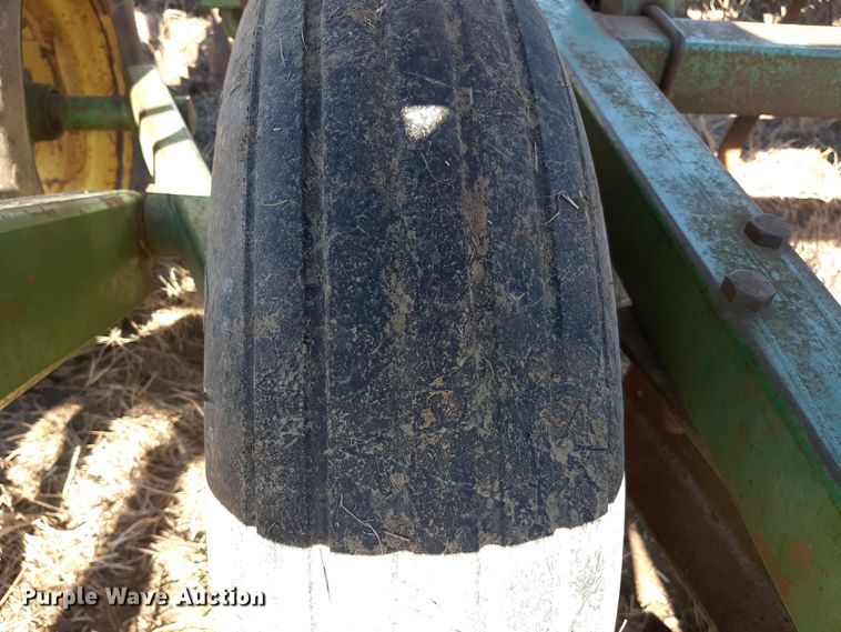 image for item LX9944 John Deere 1010  field cultivator