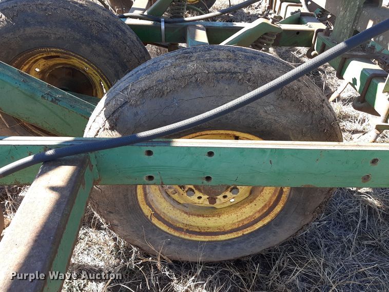 image for item LX9944 John Deere 1010  field cultivator