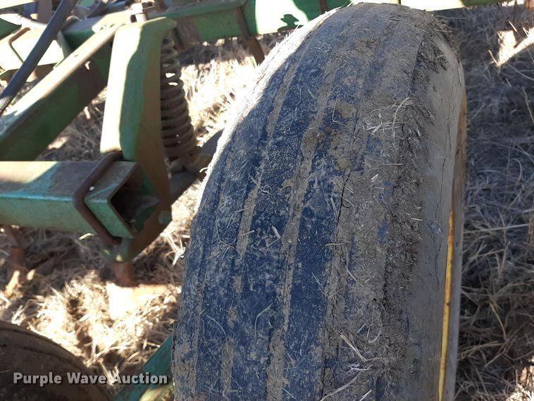 image for item LX9944 John Deere 1010  field cultivator