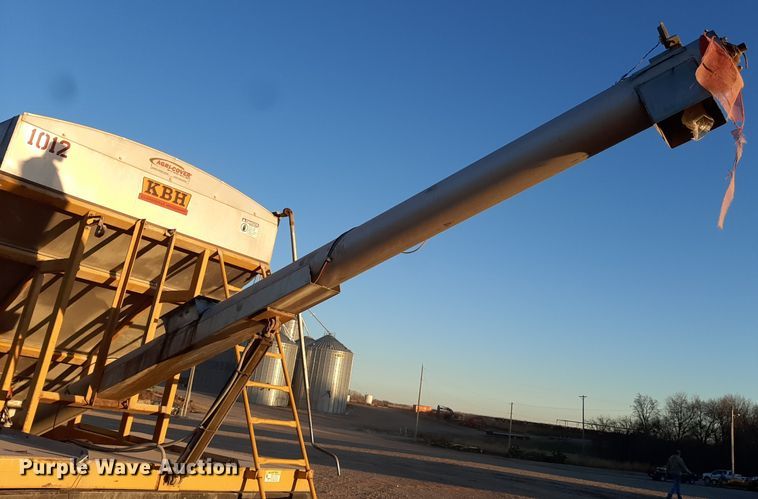 image for item LX9955 2014 KBH  fertilizer tender trailer