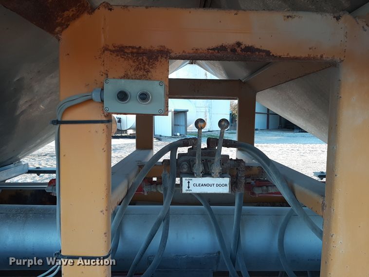 image for item LX9955 2014 KBH  fertilizer tender trailer