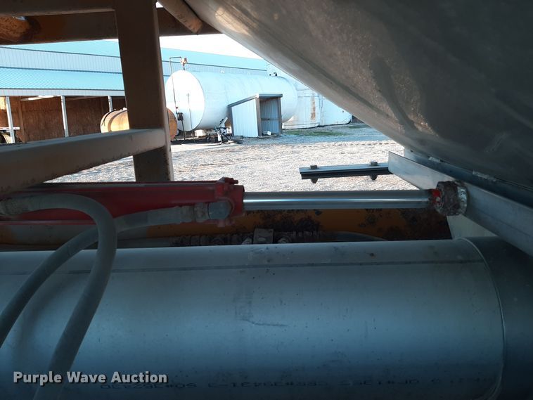 image for item LX9955 2014 KBH  fertilizer tender trailer