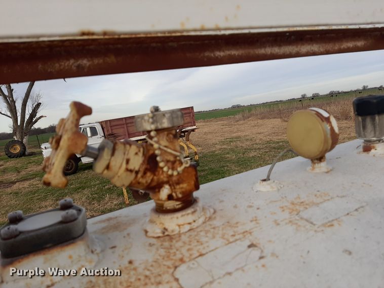 image for item LX9958 Beaird  NH3 tank trailer