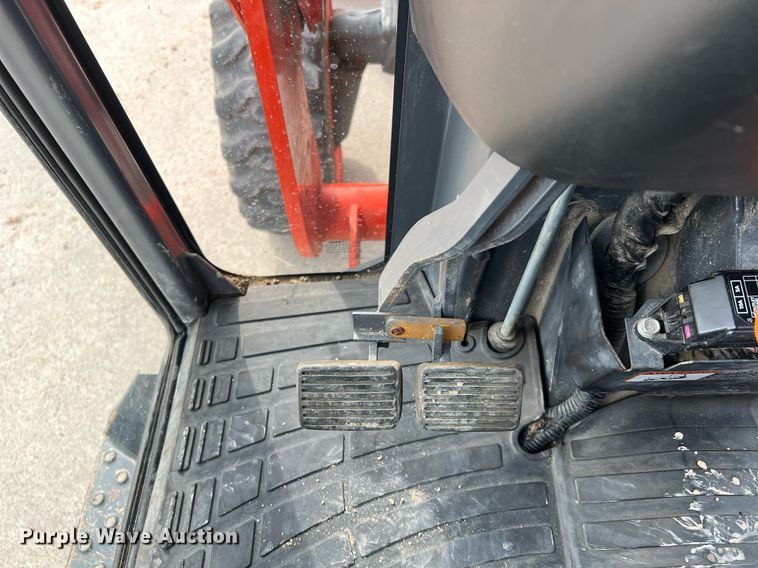 image for item MH9977 2020 Kubota B2650HSD-C  MFWD tractor