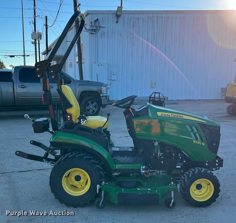image for item MH9983 2021 John Deere 1025R  MFWD tractor