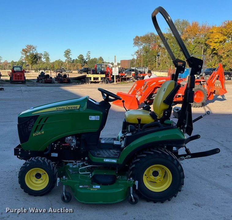 image for item MH9983 2021 John Deere 1025R  MFWD tractor