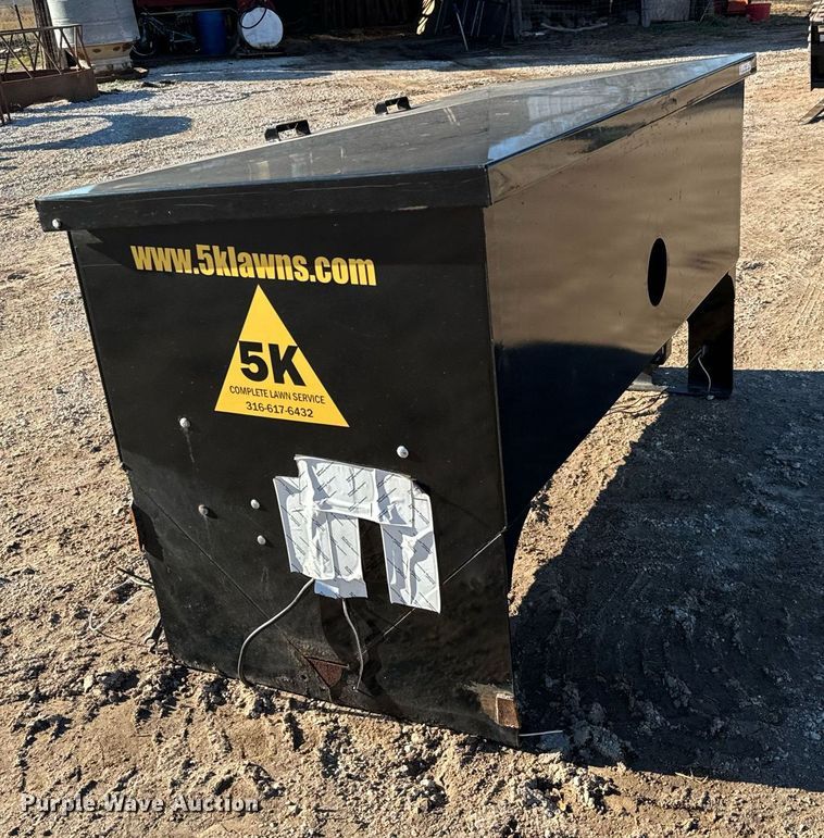 image for item NI9594 2020 Crownline Cattle Feeders S32 Manual  cake feeder