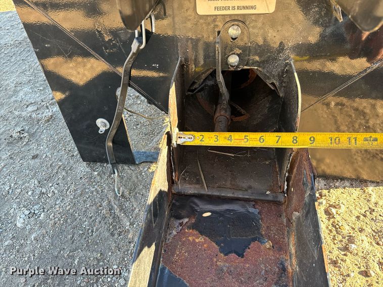 image for item NI9594 2020 Crownline Cattle Feeders S32 Manual  cake feeder