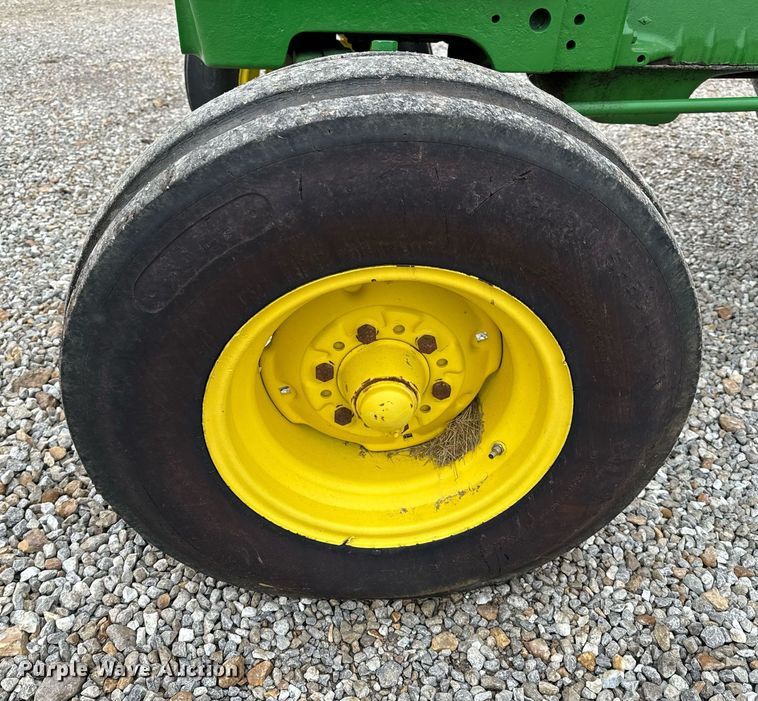 image for item NM9156 1981 John Deere 2640  tractor