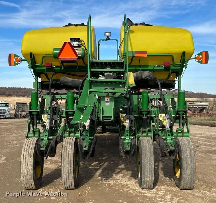 image for item NO9497 2010 John Deere 1770NT  no-till planter