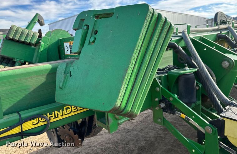 image for item NO9497 2010 John Deere 1770NT  no-till planter