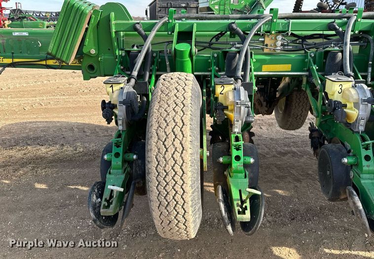 image for item NO9497 2010 John Deere 1770NT  no-till planter