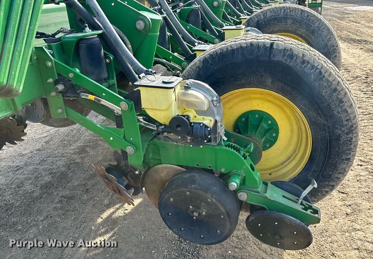 image for item NO9497 2010 John Deere 1770NT  no-till planter