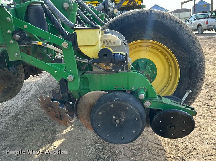 image for item NO9497 2010 John Deere 1770NT  no-till planter