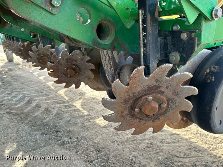 image for item NO9497 2010 John Deere 1770NT  no-till planter