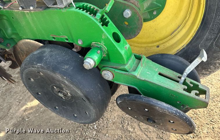 image for item NO9497 2010 John Deere 1770NT  no-till planter