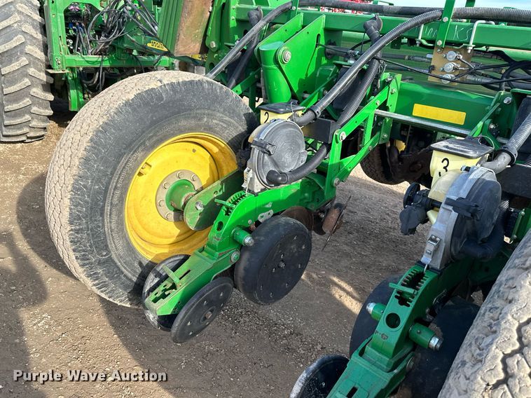 image for item NO9497 2010 John Deere 1770NT  no-till planter