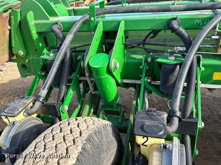 image for item NO9497 2010 John Deere 1770NT  no-till planter