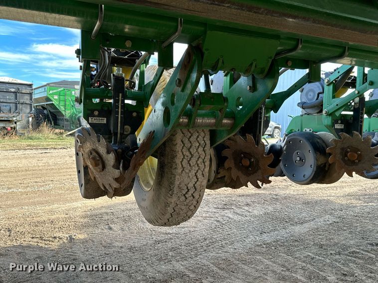 image for item NO9497 2010 John Deere 1770NT  no-till planter