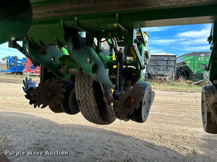 image for item NO9497 2010 John Deere 1770NT  no-till planter
