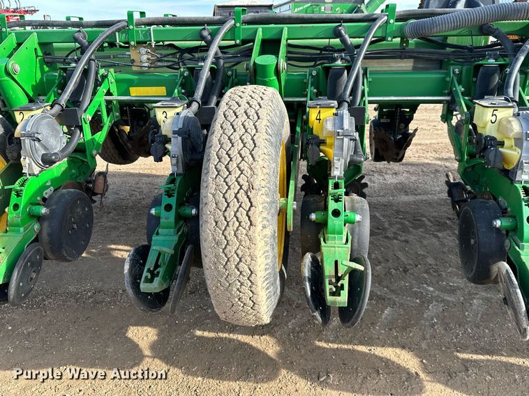 image for item NO9497 2010 John Deere 1770NT  no-till planter