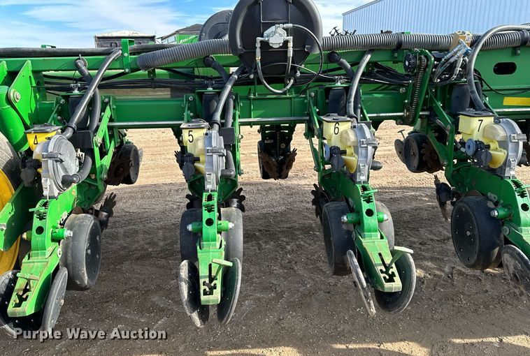 image for item NO9497 2010 John Deere 1770NT  no-till planter