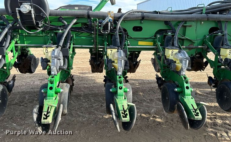 image for item NO9497 2010 John Deere 1770NT  no-till planter