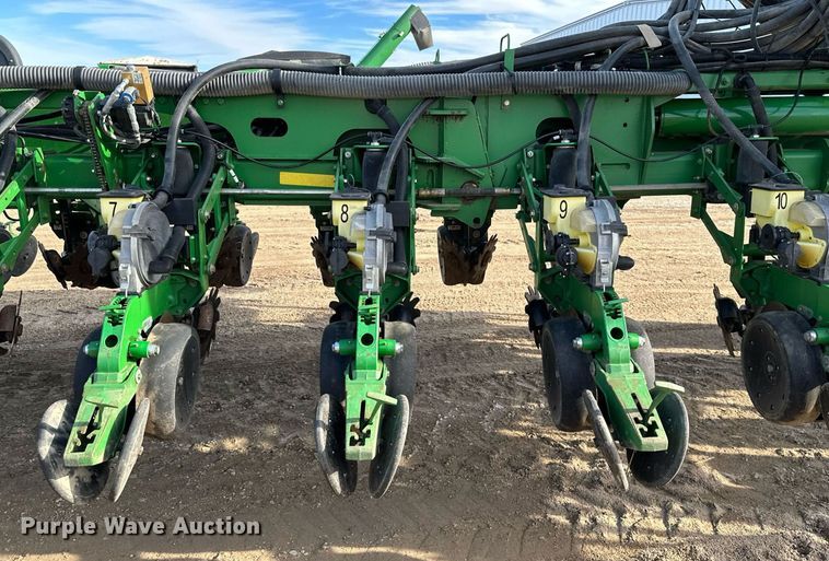 image for item NO9497 2010 John Deere 1770NT  no-till planter