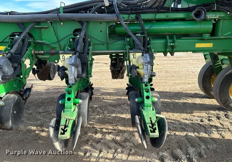 image for item NO9497 2010 John Deere 1770NT  no-till planter