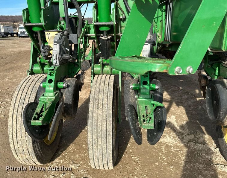 image for item NO9497 2010 John Deere 1770NT  no-till planter