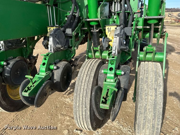 image for item NO9497 2010 John Deere 1770NT  no-till planter