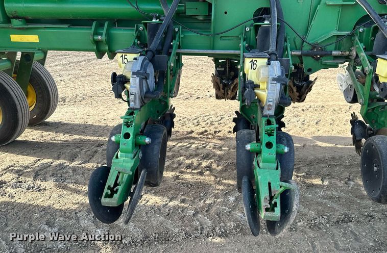 image for item NO9497 2010 John Deere 1770NT  no-till planter