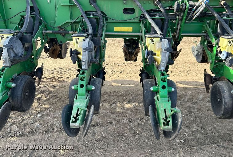 image for item NO9497 2010 John Deere 1770NT  no-till planter