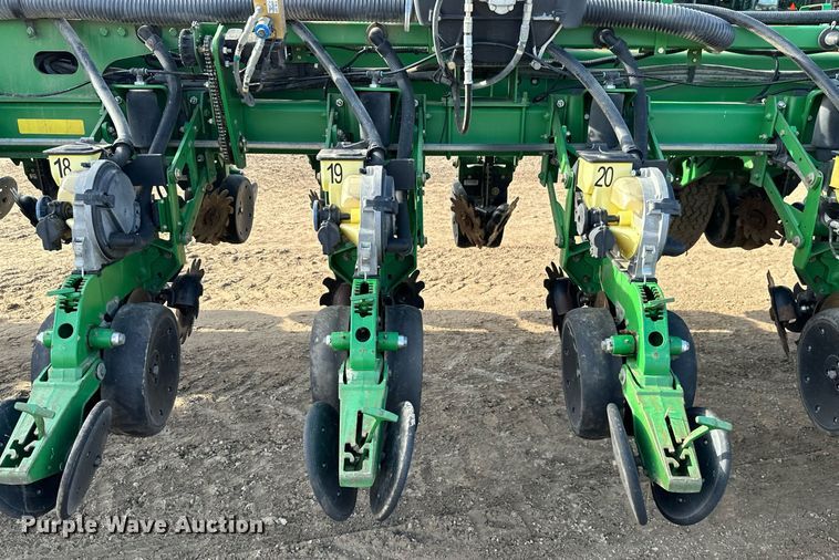 image for item NO9497 2010 John Deere 1770NT  no-till planter