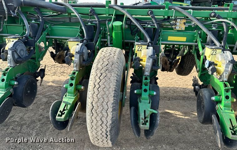 image for item NO9497 2010 John Deere 1770NT  no-till planter