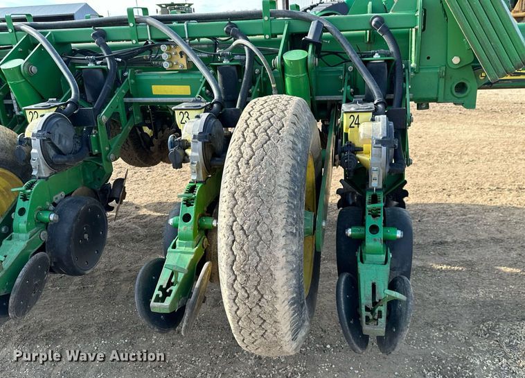 image for item NO9497 2010 John Deere 1770NT  no-till planter