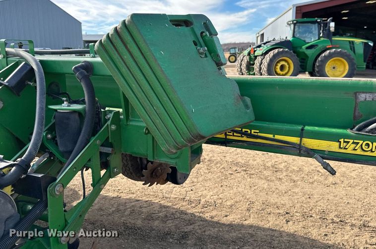 image for item NO9497 2010 John Deere 1770NT  no-till planter