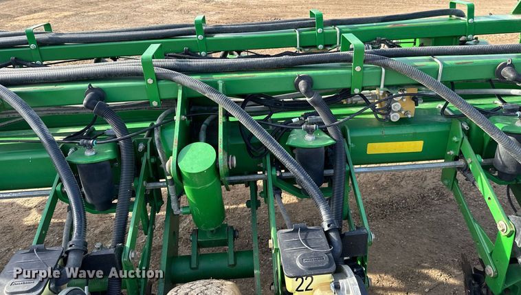 image for item NO9497 2010 John Deere 1770NT  no-till planter