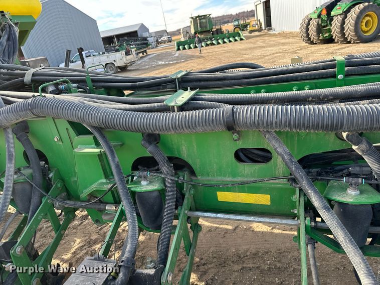 image for item NO9497 2010 John Deere 1770NT  no-till planter