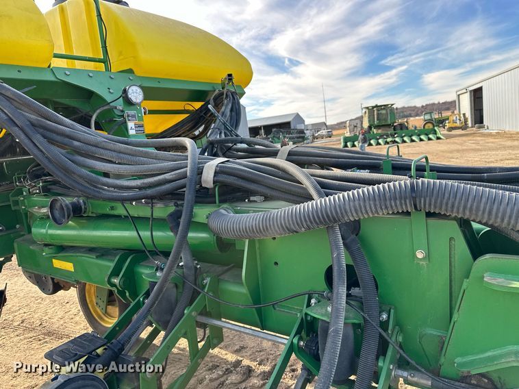 image for item NO9497 2010 John Deere 1770NT  no-till planter