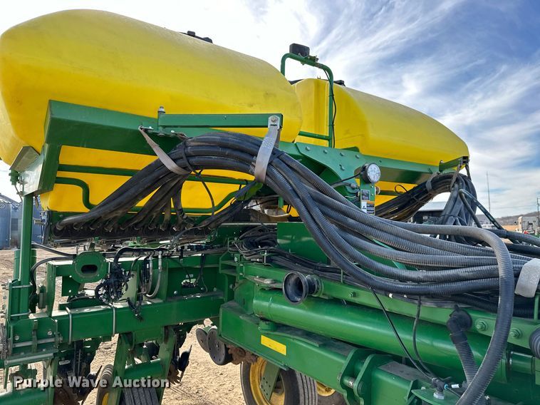 image for item NO9497 2010 John Deere 1770NT  no-till planter
