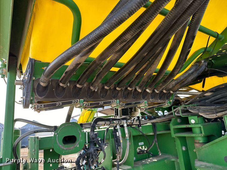 image for item NO9497 2010 John Deere 1770NT  no-till planter