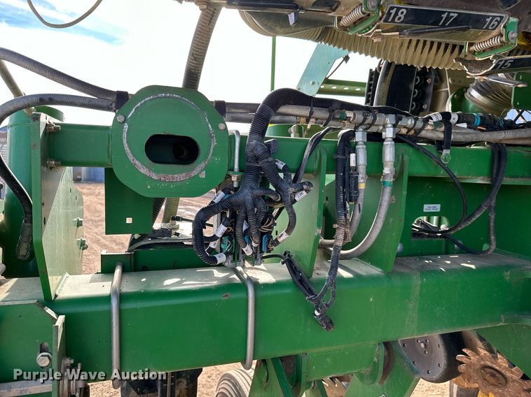 image for item NO9497 2010 John Deere 1770NT  no-till planter